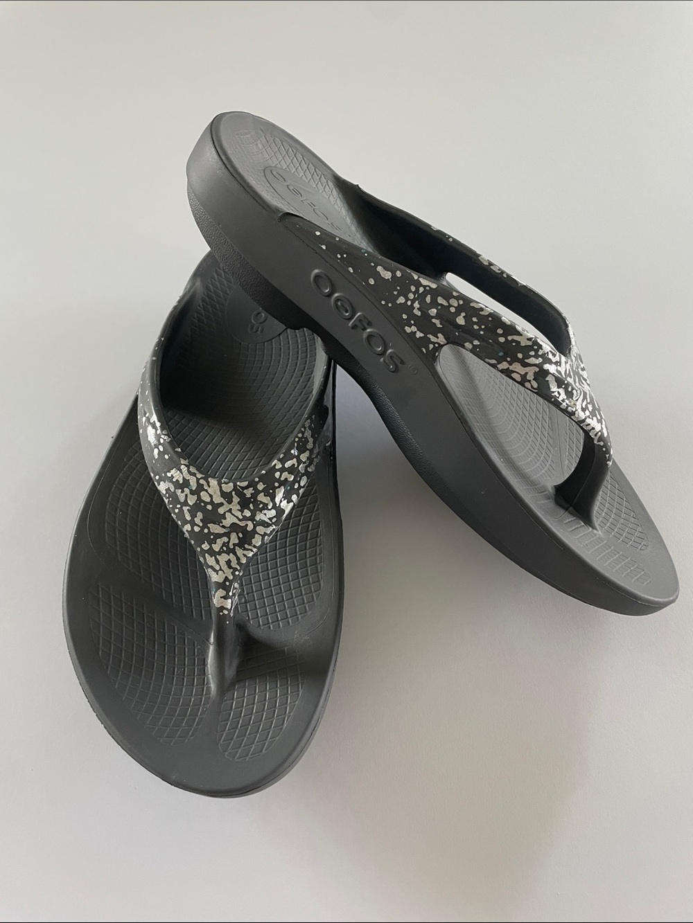 OOFOS NWOT Gray W/Silver Speckles Size 8 - Picture 9 of 9